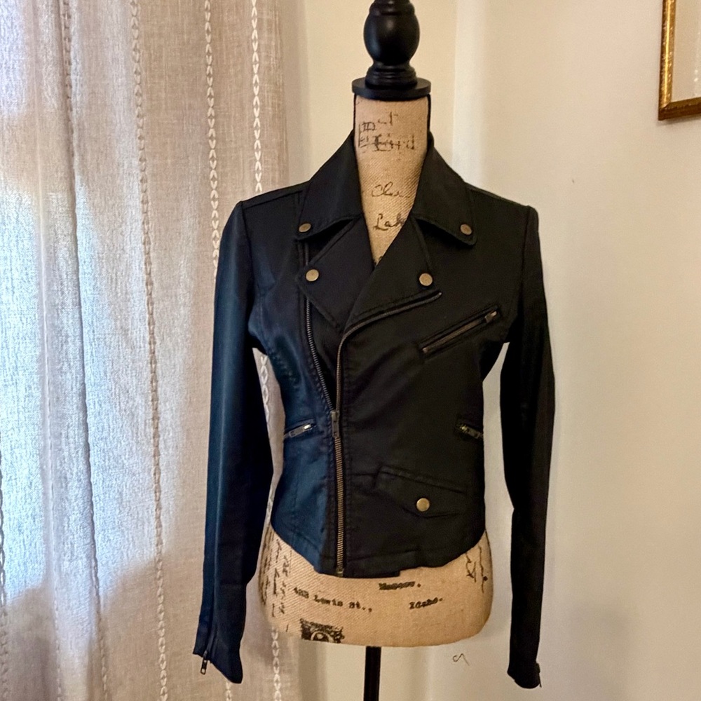 Lightweight and stretchy moto jacket